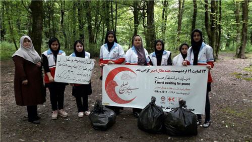 به مناسبت هفته هلال احمر96، پاکسازی محوطه پارک جنگلی امام رضا(ع) کردکوی توسط جمعیت هلال احمر شهرستان کردکوی